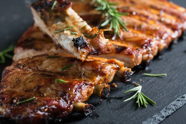 Grillad Bbq Ribs Mörk Bakgrund — Stockfoto