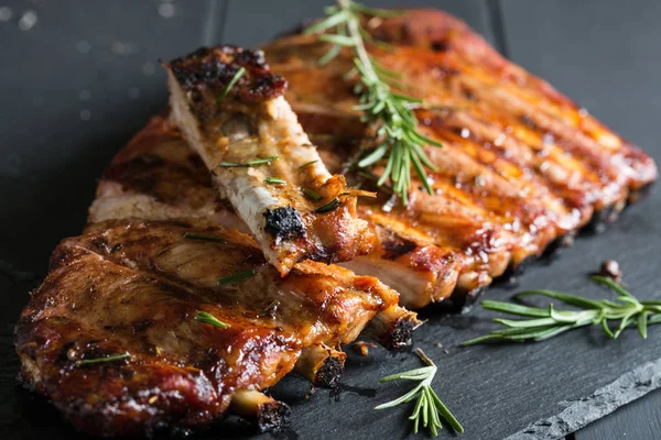 Grillad Bbq Ribs Mörk Bakgrund — Stockfoto