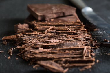 Karanlık masada kıyılmış çikolata
