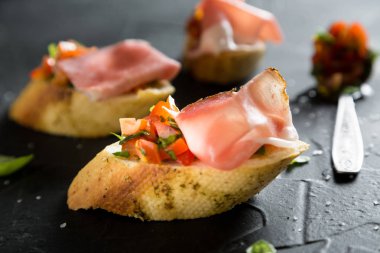 Bruschetta jambon, domates ve fesleğen ile