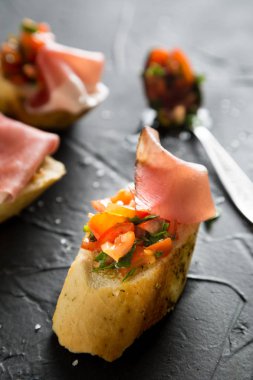 Bruschetta jambon, domates ve fesleğen ile
