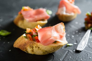Bruschetta jambon, domates ve fesleğen ile