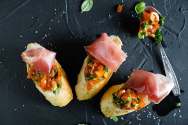 Bruschetta jambon, domates ve fesleğen ile