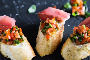 Bruschetta jambon, domates ve fesleğen ile