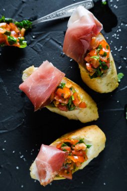 Bruschetta jambon, domates ve fesleğen ile