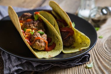 Taco köfte ve sos ile