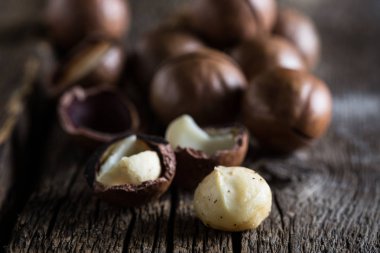 Ahşap bir masa Macadamia fındık