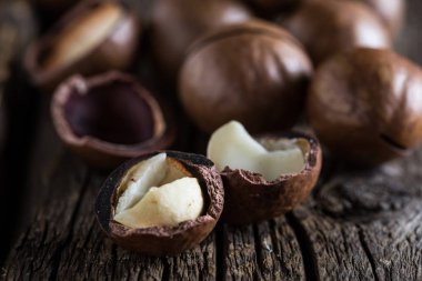 Ahşap bir masa Macadamia fındık