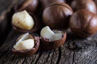 Ahşap bir masa Macadamia fındık