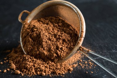 Elek içinde kakao tozu