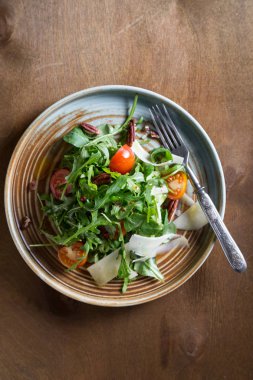 Peynir ve fındık ile hafif sebze salatası