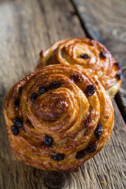 Ahşap bir masa üzerine üzümlü taze çörek