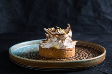 Lezzetli kek koyu arka plan üzerine