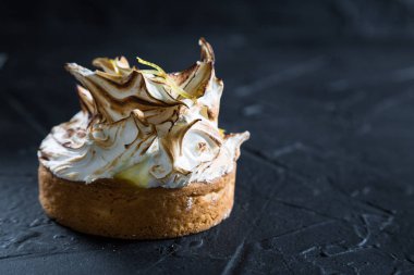 Lezzetli kek koyu arka plan üzerine