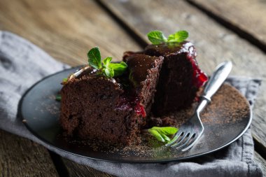 Reçel ve taze nane ile çikolatalı kek