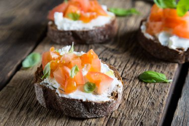 Krem peynir, domates ve fesleğen ile hafif sandviç