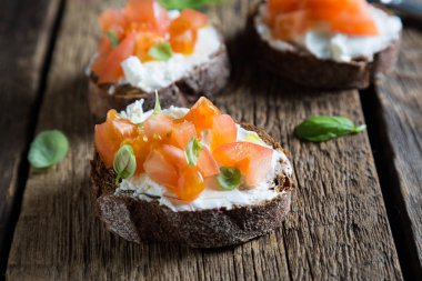 Krem peynir, domates ve fesleğen ile hafif sandviç