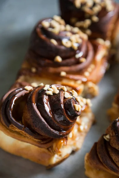 Frische Zimt Und Nussbrötchen — Stockfoto