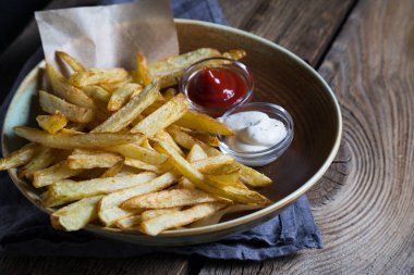 ev yapımı patates kızartması sos ile