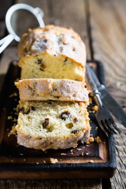 Masanın üzerine üzümlü ev yapımı kek