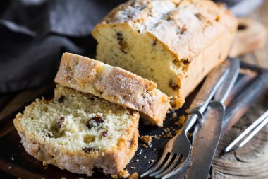 Masanın üzerine üzümlü ev yapımı kek