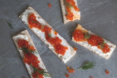 Krem peynir ve kırmızı havyar ile kraker