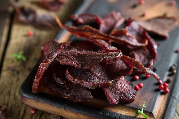 Jerky Carne Una Mesa Madera Rústica — Foto de Stock