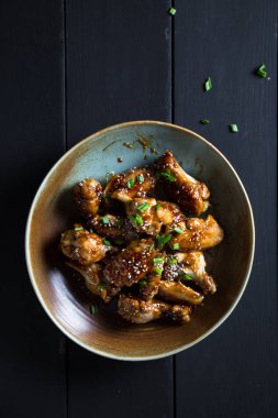 Teriyaki tavuk kanadı susam ve yeşil soğan ile