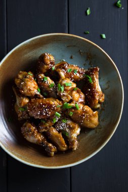 Teriyaki tavuk kanadı susam ve yeşil soğan ile