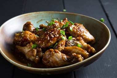 Teriyaki tavuk kanadı susam ve yeşil soğan ile