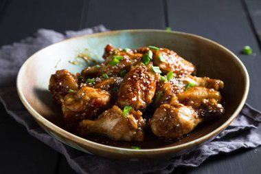 Teriyaki tavuk kanadı susam ve yeşil soğan ile