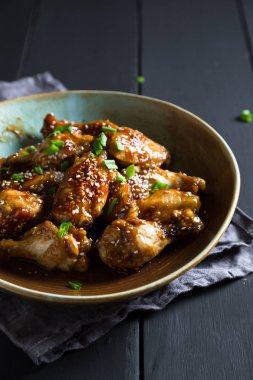 Teriyaki tavuk kanadı susam ve yeşil soğan ile