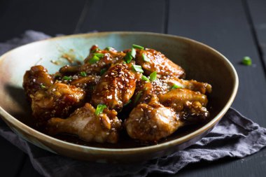 Teriyaki tavuk kanadı susam ve yeşil soğan ile