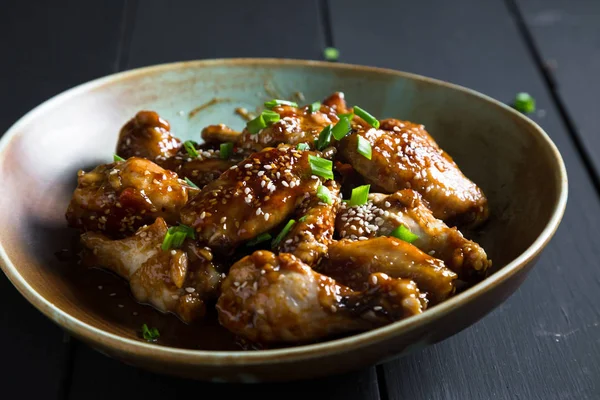 Teriyaki tavuk kanadı susam ve yeşil soğan ile