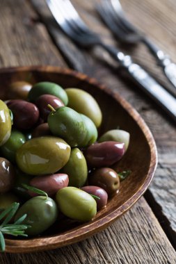 Yeşil ve Siyah Zeytin zeytin yağı ve biberiye ile