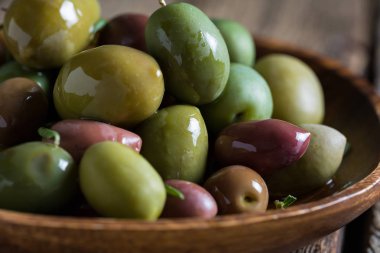 Yeşil ve Siyah Zeytin zeytin yağı ve biberiye ile