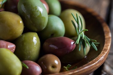 Yeşil ve Siyah Zeytin zeytin yağı ve biberiye ile