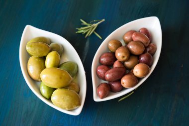 yeşil ve siyah zeytinler masada