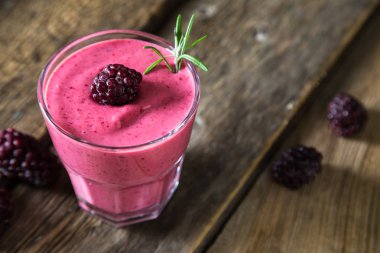 Bir bardak taze böğürtlen smoothies