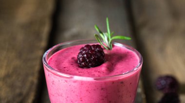 Bir bardak taze böğürtlen smoothies