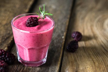 Bir bardak taze böğürtlen smoothies