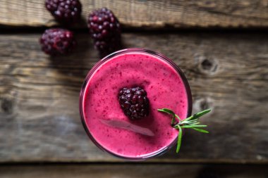 Bir bardak taze böğürtlen smoothies