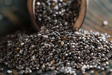 Chia tohumları ahşap arka planda yakın