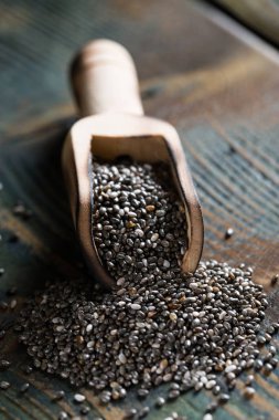 Chia tohumları ahşap arka planda yakın