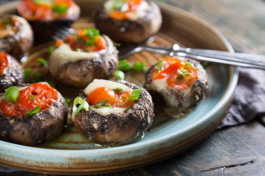 Mozzarella ve domates ile doldurulmuş mantar