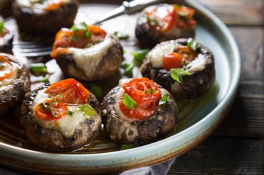 Mozzarella ve domates ile doldurulmuş mantar