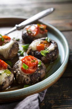 Mozzarella ve domates ile doldurulmuş mantar