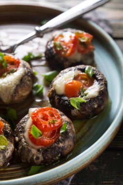 Mozzarella ve domates ile doldurulmuş mantar