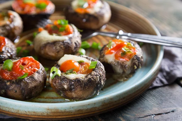 Mozzarella ve domates ile doldurulmuş mantar