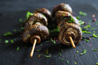 Şiş üzerinde ızgara şampanyalar